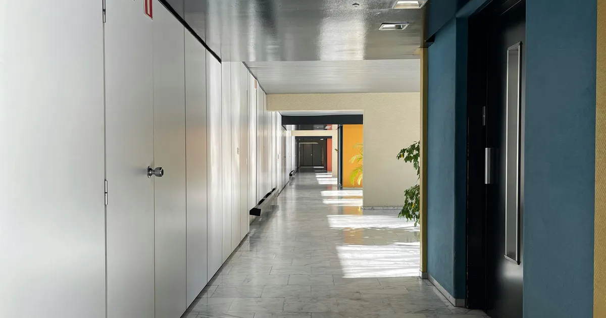 Moderne kantoorhal met duurzame elementen